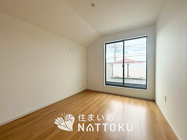 【現地写真(洋室)】木目の美しさを際立たせるシンプルデザインの建具を使用しています。