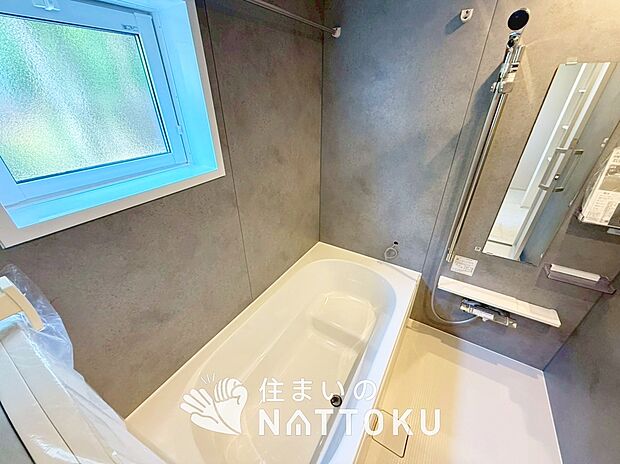 【現地写真（浴室）】浴室暖房乾燥機付き。１坪タイプで広々です。