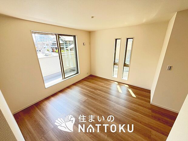【現地写真(寝室)】木目の美しさを際立たせるシンプルデザインの建具を使用しています。