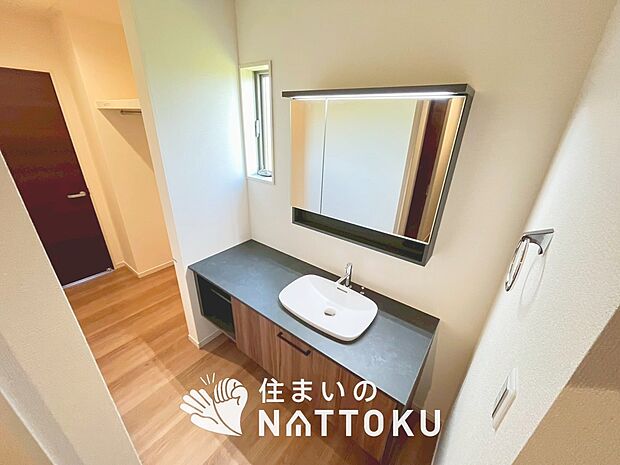 【洗面台・洗面所】鏡の両サイドは、必要なものを取出しやすく、大きな鏡面で朝の準備も快適。
使いやすいリフトアップ機能付きのシングルレバーシャワー水栓付です。