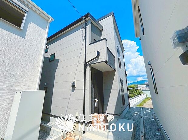 【現地写真(外観)【2号地】】軽くて火災に強い屋根材を採用し、地震時の建物への負担や揺れを軽減しています。