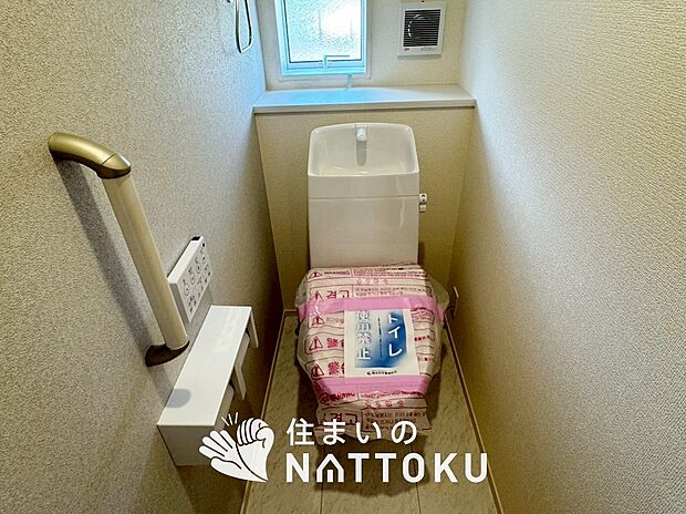 【トイレ】汚れてもサッとひと拭きでお手入れ簡単、エコ仕様の温水洗浄便座付きのトイレです。
バリアフリーにも配慮しています。
