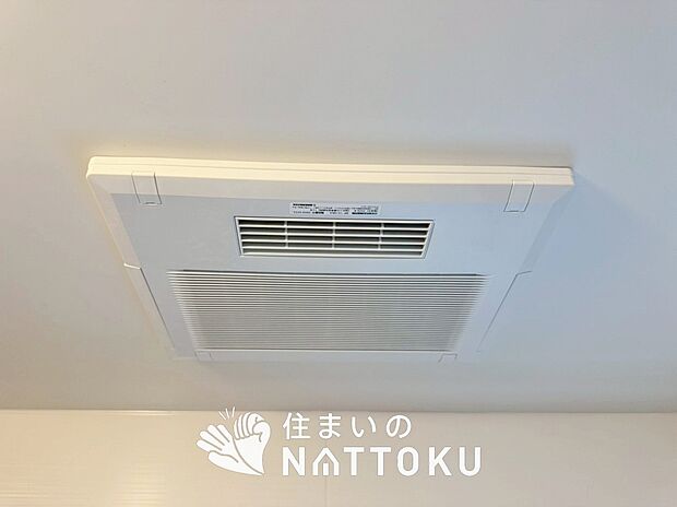 【浴室暖房換気乾燥機】寒い冬場はあたたかく、暑い夏場は扇風機のような心地よさです。
雨の日は、浴室が衣類乾燥スペースになります。

