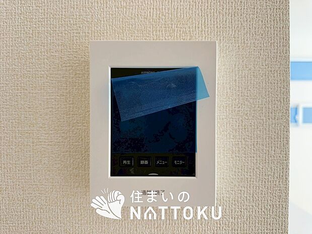【TVモニター付インターホン】手放し通話ができ、送話表示灯で送話・受話状態が確認できます。
映像と音声で玄関先の様子をチェックできるモニター機能や、夜間の訪問者の顔も確認できるLEDライトを装備しています。
