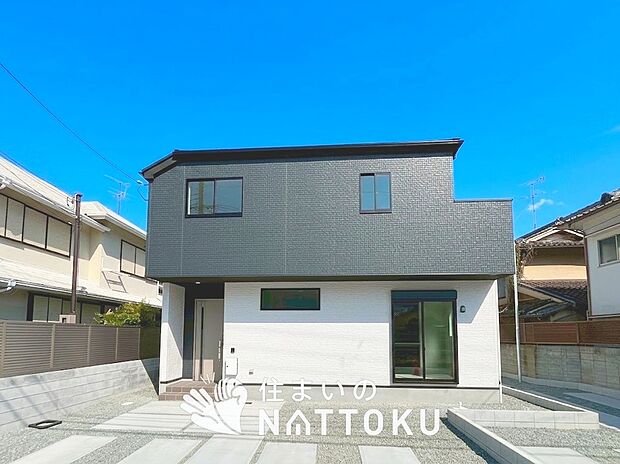 【現地写真(外観)【1号地】】軽くて火災に強い屋根材を採用し、地震時の建物への負担や揺れを軽減しています。
