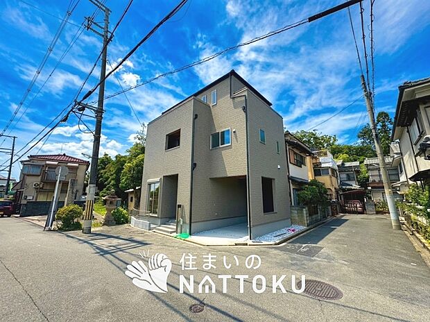 【現地写真(前道含む外観)】軽くて火災に強い屋根材を採用し、地震時の建物への負担や揺れを軽減しています。