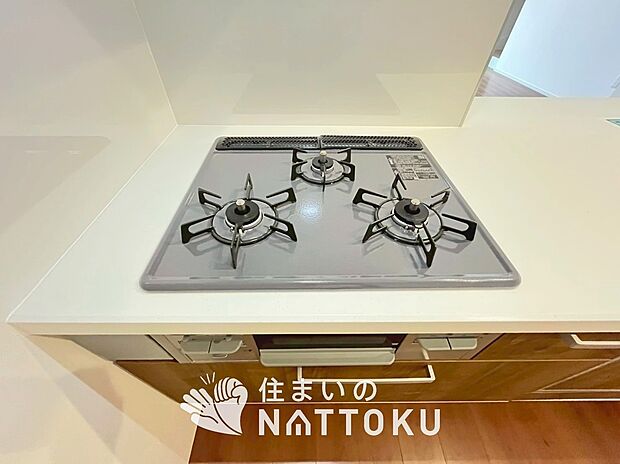 【ビルトインコンロ】フラットな構造で清掃性が高く、過熱防止センサー付３口タイプで日頃の家事も快適です。