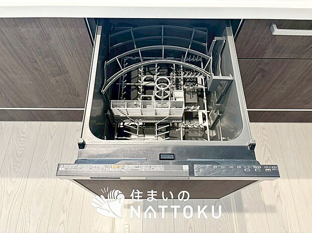 【食器洗い乾燥機】食後の時間にゆとりを与えてくれる食器洗い乾燥機。
操作ボタンも上面にあるので、腰をかがめずに操作ができラクラクです。