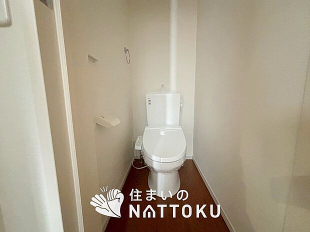 【トイレ】汚れてもサッとひと拭きでお手入れ簡単、エコ仕様の温水洗浄便座付きのトイレです。
バリアフリーにも配慮しています。
