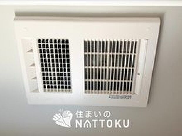 【浴室暖房換気乾燥機】サイドブロー機能で、乾燥効率アップです。
サイドに吹き出しを搭載することにより浴室内を端まで循環する気流ができ、さらに省エネ性能がアップします。
