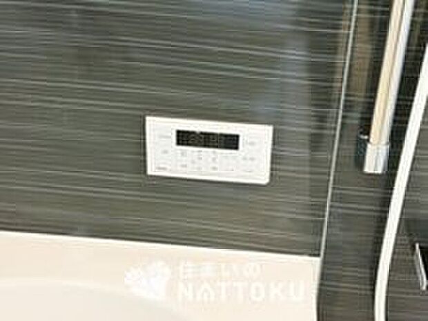 【給湯器リモコン】温度調整機能はもちろん、見やすいボタン配置でお湯はり・追い炊きが簡単操作可能です。
