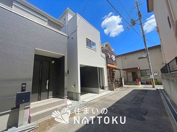 【現地写真(外観)【2号地】】軽くて火災に強い屋根材を採用し、地震時の建物への負担や揺れを軽減しています。