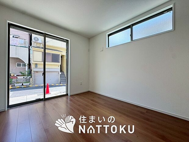 【現地写真（寝室）】木目の美しさを際立たせるシンプルデザインの建具を使用しています。