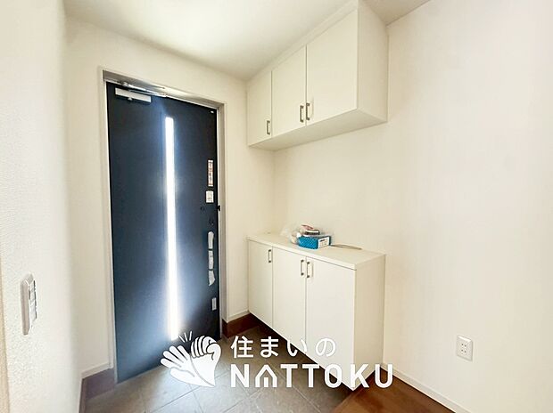 【現地写真（玄関）】玄関には、大型のシューズ収納を設置しています。