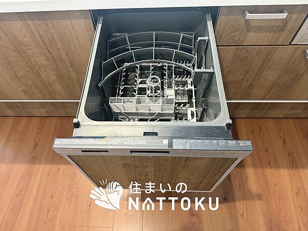【食器洗い乾燥機】食後の時間にゆとりを与えてくれる食器洗い乾燥機。
操作ボタンも上面にあるので、腰をかがめずに操作ができラクラクです。

