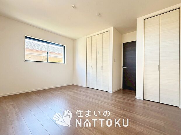 【現地写真（寝室）】木目の美しさを際立たせるシンプルデザインの建具を使用しています。