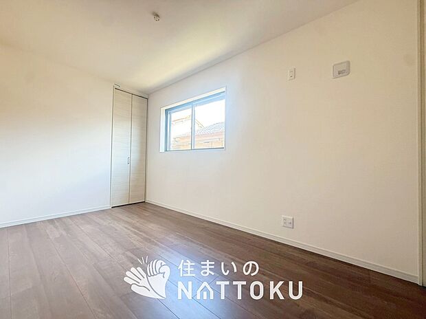 【現地写真（洋室）】木目の美しさを際立たせるシンプルデザインの建具を使用しています。