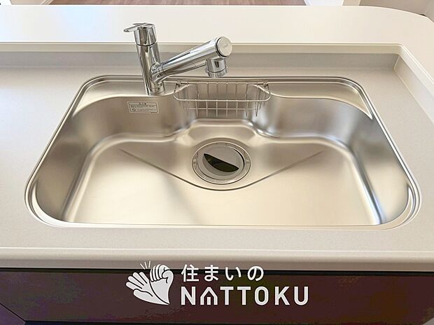 【浄水器内臓型ハンドシャワー付シンク】傷や汚れが付きにくい静音仕様の全面エンボス加工シンク。
また、蛇口の先端に浄水器を内蔵。浄水シャワーが使える毎分4リットルのたっぷり浄水。
