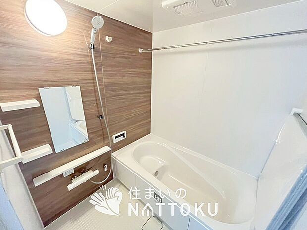 【現地写真（浴室）】浴室暖房乾燥機付き。１坪タイプで広々です。