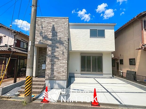【現地写真（外観）】軽くて火災に強い屋根材を採用し、地震時の建物への負担や揺れを軽減しています。