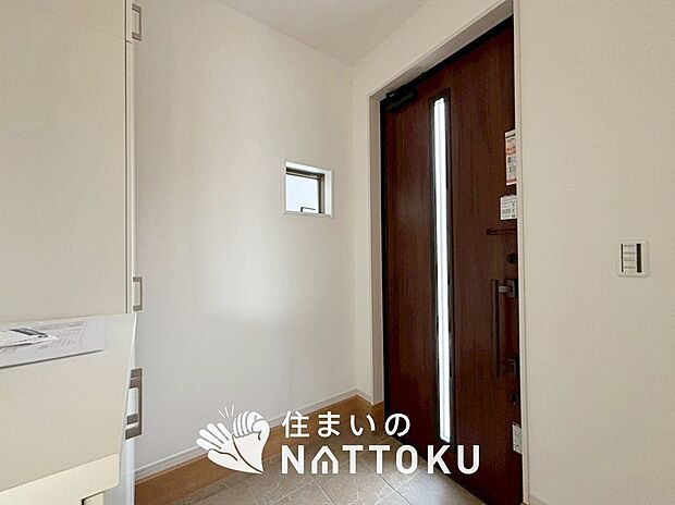 【現地写真（玄関）】玄関には、大型のシューズ収納を設置しています。