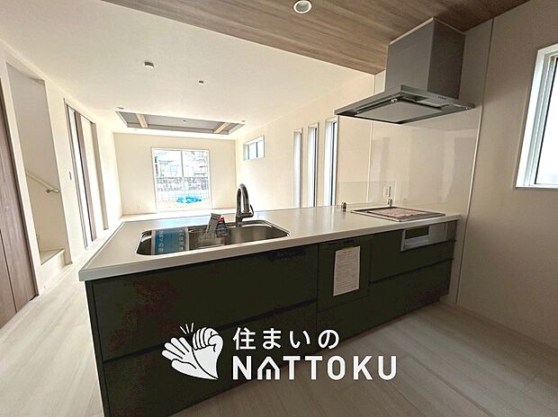 【現地写真（キッチン）】収納たっぷりのシステムキッチン、浄水器付水栓を標準装備しています。