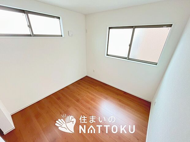 【現地写真（寝室）】木目の美しさを際立たせるシンプルデザインの建具を使用しています。