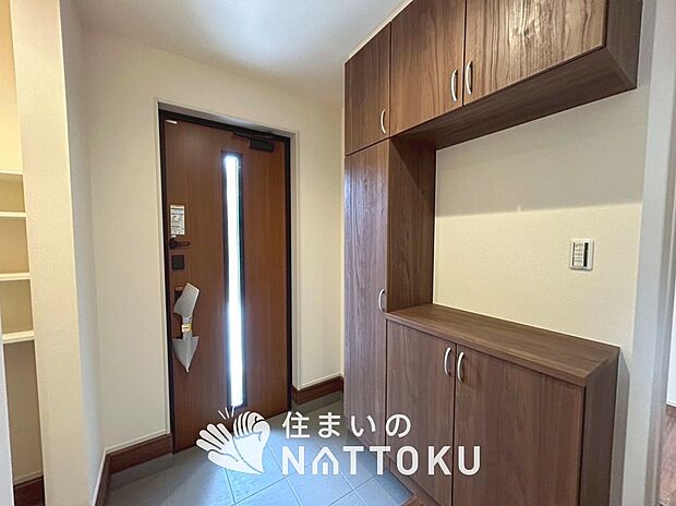 【現地写真（玄関）】玄関には、大型のシューズ収納を設置しています。