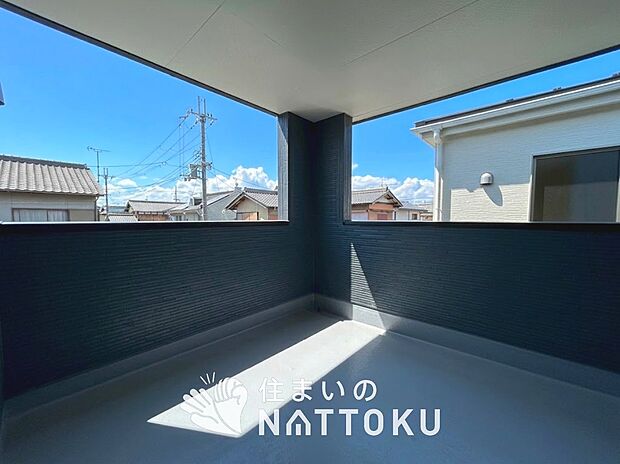【バルコニー】奥行きが広く、洗濯物をゆったりと干せる十分な広さで、家族の洗濯も捗ります。