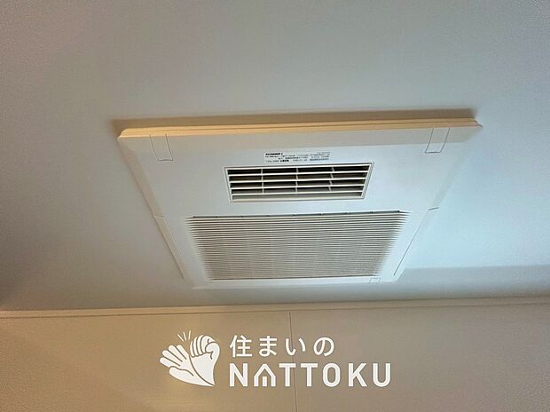 【電気式浴室暖房換気乾燥機】寒い冬場はあたたかく、暑い夏場は扇風機のような心地よさです。
雨の日は、浴室が衣類乾燥スペースになります。
