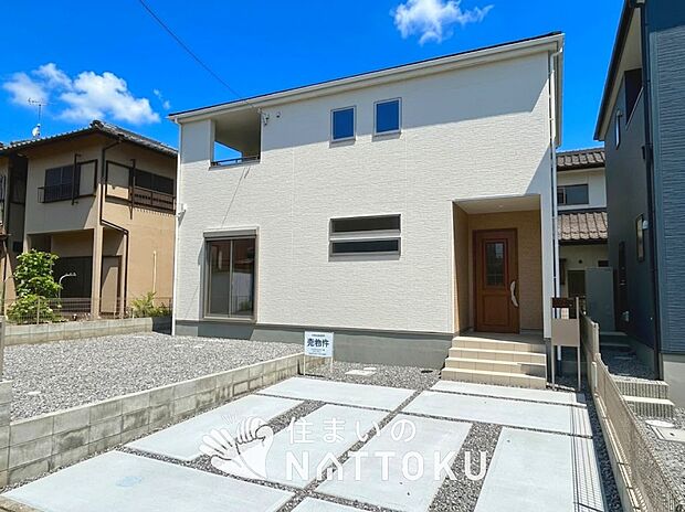 【現地写真（外観）【２号地】】軽くて火災に強い屋根材を採用し、地震時の建物への負担や揺れを軽減しています。