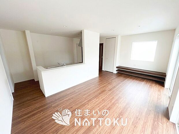 【現地写真（リビング）】フローリング材には、木目、色調など木材特有の風合いがあり、ナチュラルな美しさになっています。