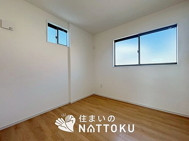 【現地写真(洋室)】木目の美しさを際立たせるシンプルデザインの建具を使用しています。