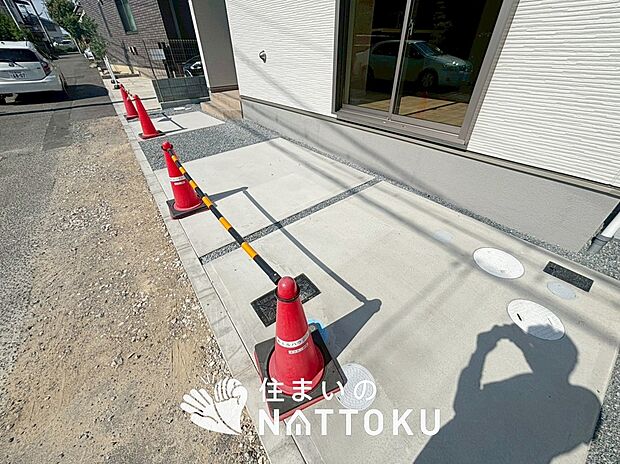 【現地写真(駐車場)】駐車スペースが広く、運転が苦手な方も安心です。