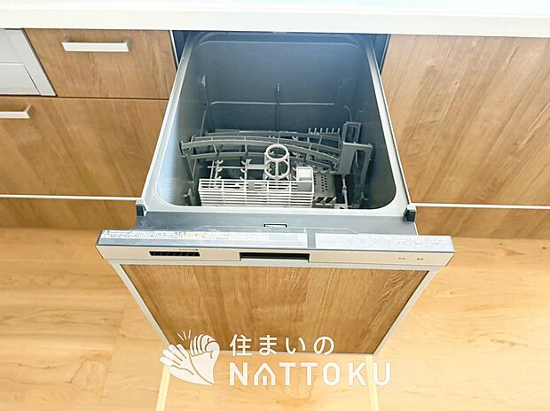 【食器洗い乾燥機】食後の時間にゆとりを与えてくれる食器洗い乾燥機。
操作ボタンも上面にあるので、腰をかがめずに操作ができラクラクです。

