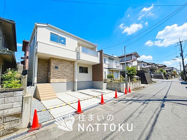 【現地写真（前道含む外観）】断熱性、気密性を高める工夫で一年中ずっと心地よく暮らせる、高気密・高断熱です。