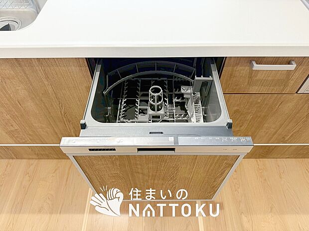 【食器洗い乾燥機】食後の時間にゆとりを与えてくれる食器洗い乾燥機。
操作ボタンも上面にあるので、腰をかがめずに操作ができラクラクです。
