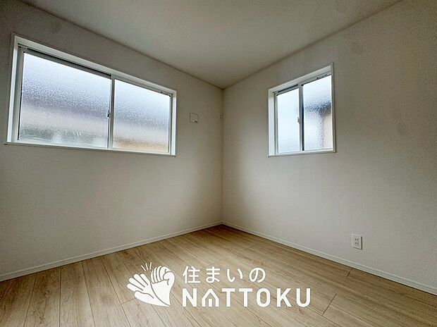 【現地写真（洋室）】木目の美しさを際立たせるシンプルデザインの建具を使用しています。