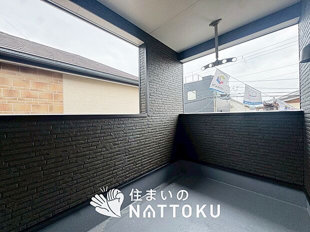 【バルコニー】奥行きが広く、洗濯物をゆったりと干せる十分な広さで、家族の洗濯も捗ります。