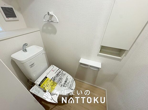 【トイレ】汚れてもサッとひと拭きでお手入れ簡単、エコ仕様の温水洗浄便座付きのトイレです。
バリアフリーにも配慮しています。

