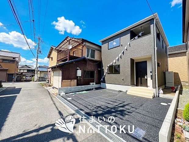【現地写真（前道含む外観）】軽くて火災に強い屋根材を採用し、地震時の建物への負担や揺れを軽減しています。