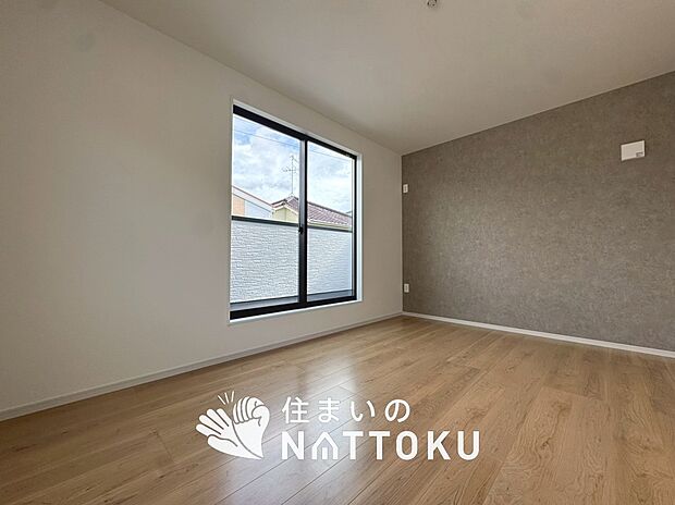 【現地写真（寝室）】木目の美しさを際立たせるシンプルデザインの建具を使用しています。