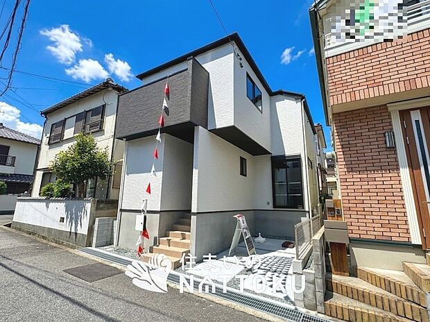 【現地写真（外観）】軽くて火災に強い屋根材を採用し、地震時の建物への負担や揺れを軽減しています。