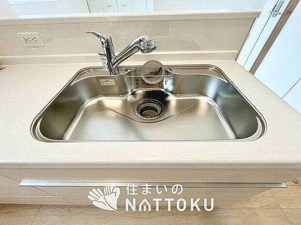 【浄水器内臓ハンドシャワー付シンク】広々とした凸型シンクに洗剤ポケットを標準装備。すっきり収納できます。
また、蛇口の先端に浄水器を内蔵しているため場所をとりません。
