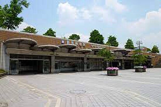 鶴見緑地駅（約1,520m）