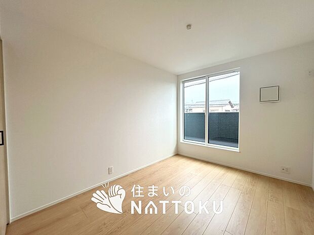 【現地写真（洋室）】木目の美しさを際立たせるシンプルデザインの建具を使用しています。