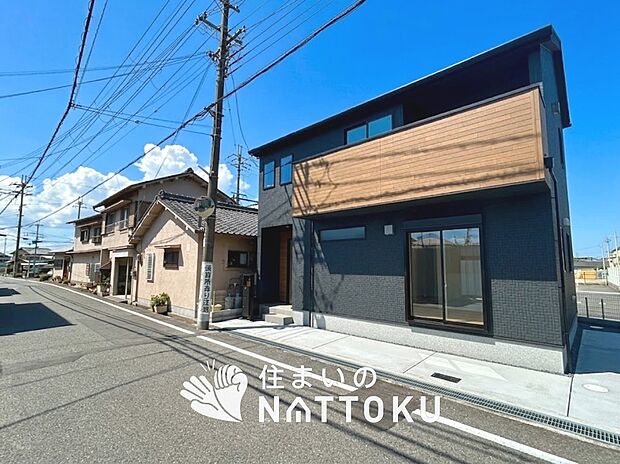 【現地写真（前道含む外観）】軽くて火災に強い屋根材を採用し、地震時の建物への負担や揺れを軽減しています。