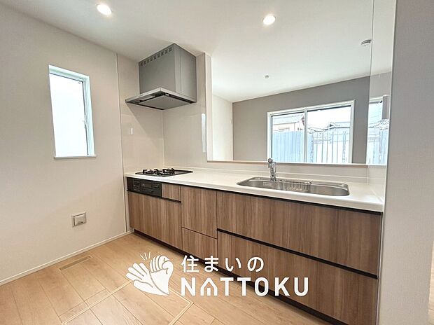 【現地写真（キッチン）】収納たっぷりのシステムキッチン、浄水器付水栓を標準装備しています。