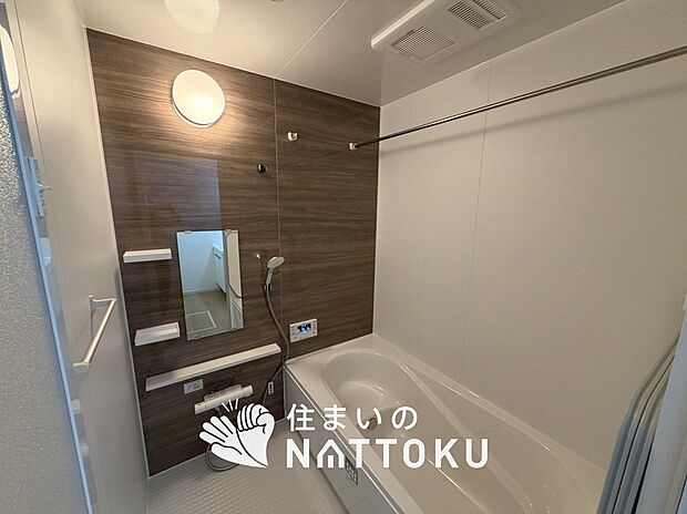【現地写真（浴室）】浴室暖房乾燥機付き。１坪タイプで広々です。
