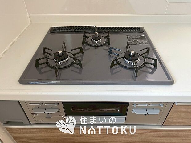 【ビルトインコンロ】フラットな構造で清掃性が高く、過熱防止センサー付３口タイプで日頃の家事も快適です。
